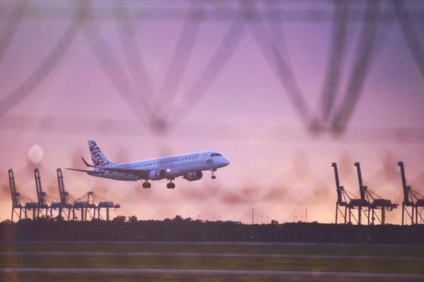 Landung eines Flugzeugs von Virgin Australia auf dem Flughafen Brisbane (BNE) in Queensland, Australien.