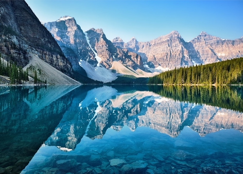 Le magnifique lac Moraine dans les Rocheuses canadiennes entouré de montagnes