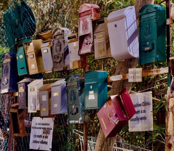 Plusieurs boîtes aux lettres privées et anciennes côte à côte en Italie