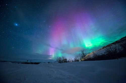 Un spectacle lumineux époustouflant de la nature – l'aurore boréale colorée à Tromsø, en Norvège.