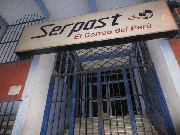 Außenansicht einer SERPOST-Filiale in Iquitos, Peru.