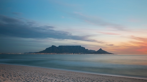 La majestueuse montagne de la Table au Cap sous un ciel bleu au coucher du soleil