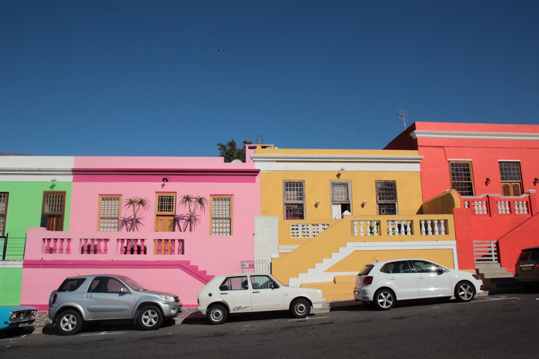 Scène de rue colorée dans le quartier de Bo-Kaap au Cap