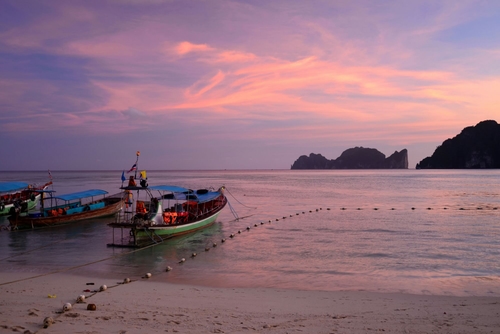 Une barque longtail traditionnelle sur la plage de Ko Phi Phi Don, en Thaïlande.