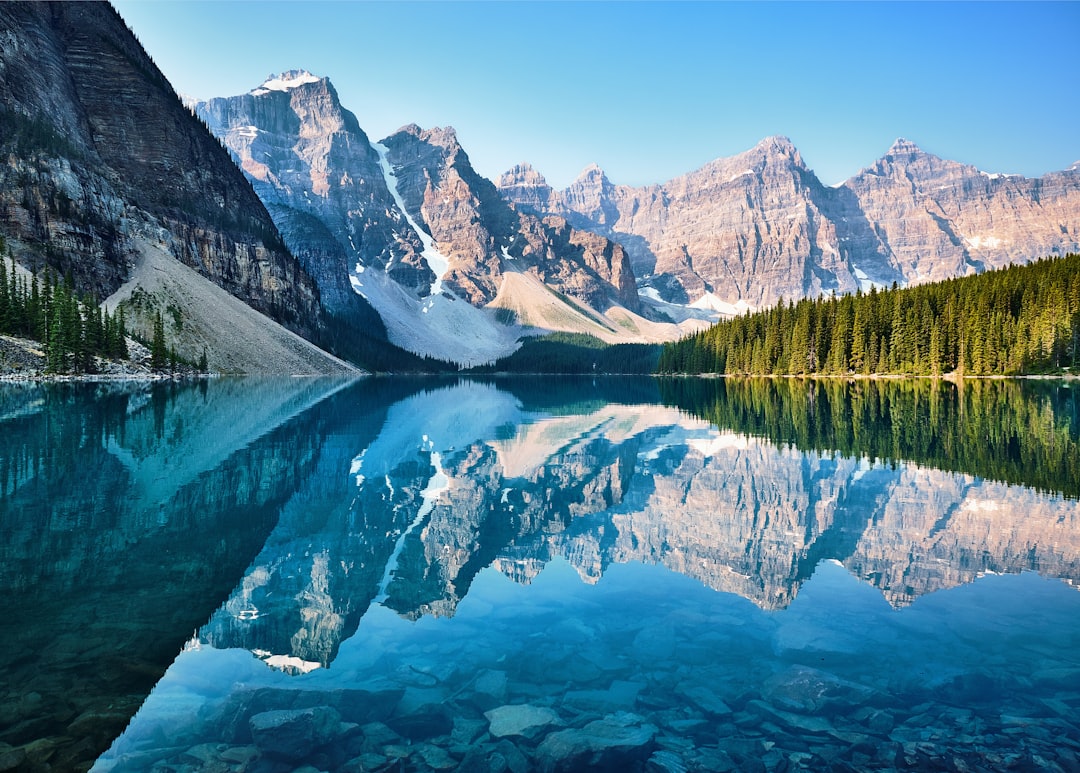 Le magnifique lac Moraine dans les Rocheuses canadiennes entouré de montagnes