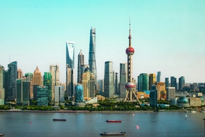 Skyline moderne d'une grande ville chinoise avec gratte-ciels.