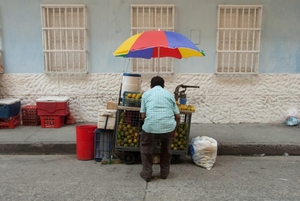 Vendeur ambulant à côté d'une voiture à Bogota, Colombie.