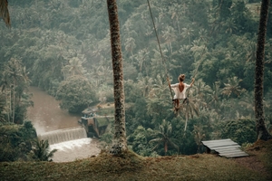 Carte postale avec un selfie sur une balançoire à Bali avec des rizières en arrière-plan