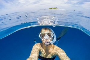 Selfie de plongée envoyé comme carte postale depuis les Maldives