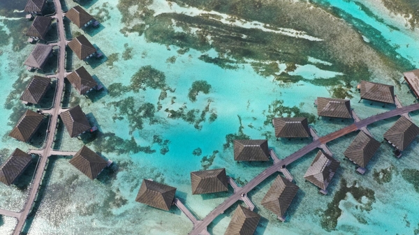 Luftaufnahme von einer Gruppe von Hütten im Wasser