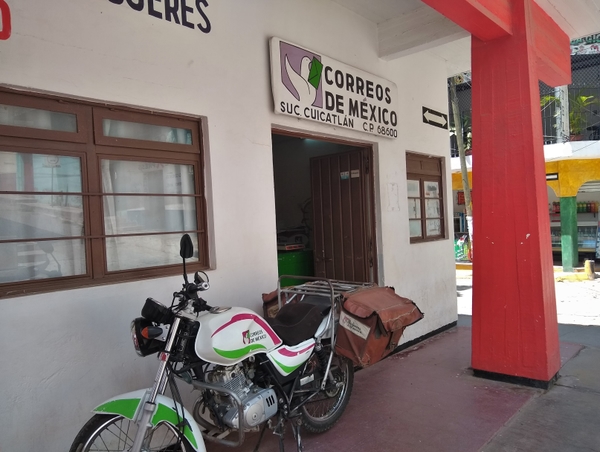 Le bureau de poste de San Juan Bautista Cuicatlán avec un véhicule de livraison