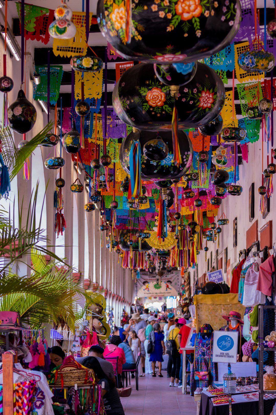 Un magasin au Mexique avec beaucoup de ballons colorés accrochés au plafond