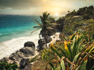 Ruines mayas antiques au bord de l’eau à Tulum, Mexique