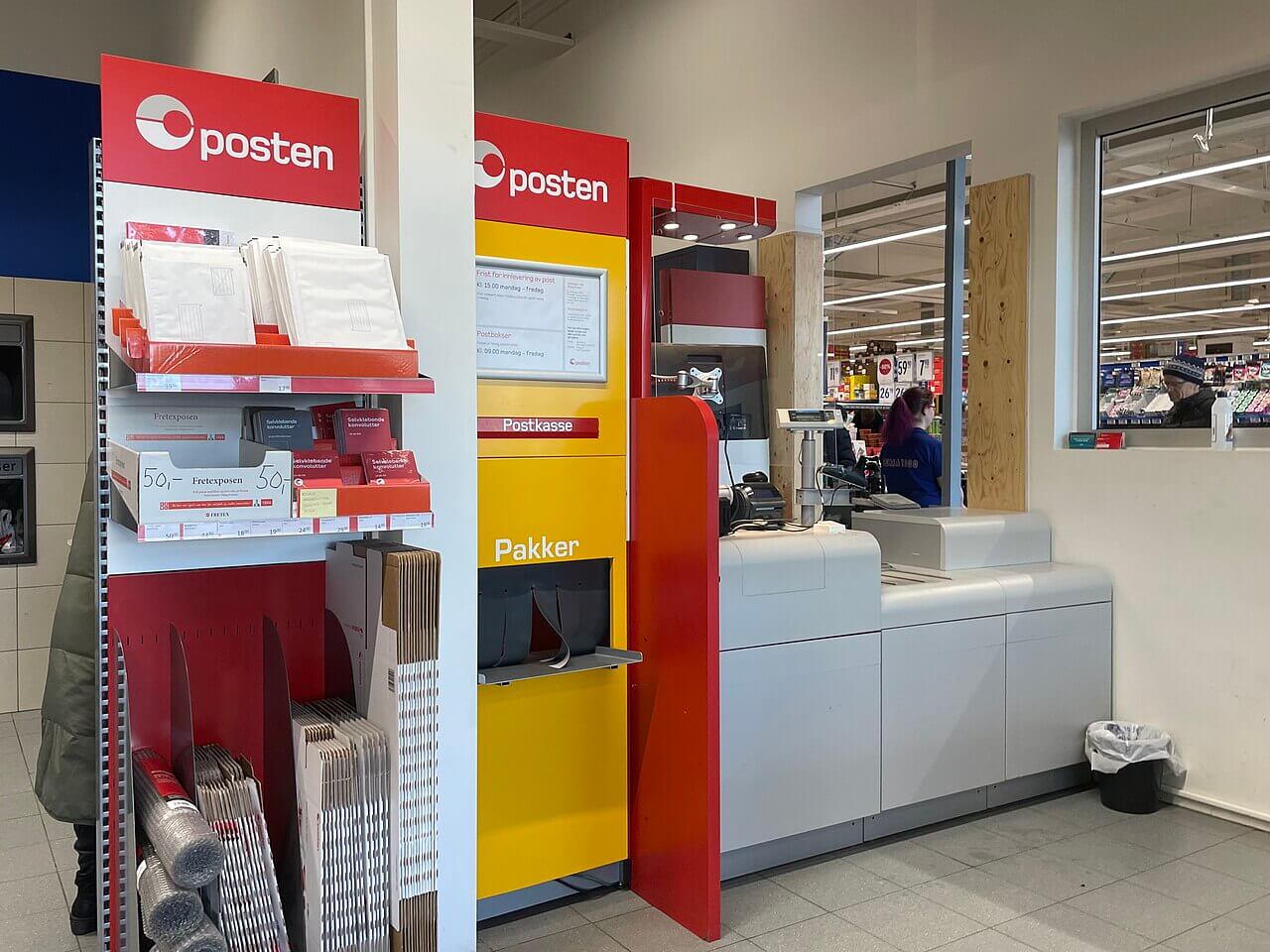Un guichet typique Post i Butikk dans un supermarché norvégien, Rema 1000 Eikli à Hønefoss