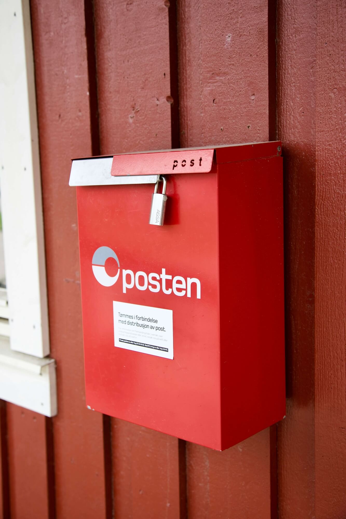 Boîte aux lettres rouge de la poste norvégienne (Posten Norge)