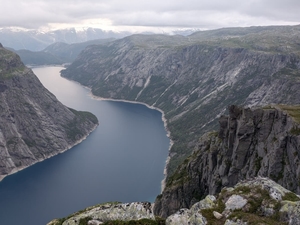 Carte postale avec la vue depuis Trolltunga en Norvège