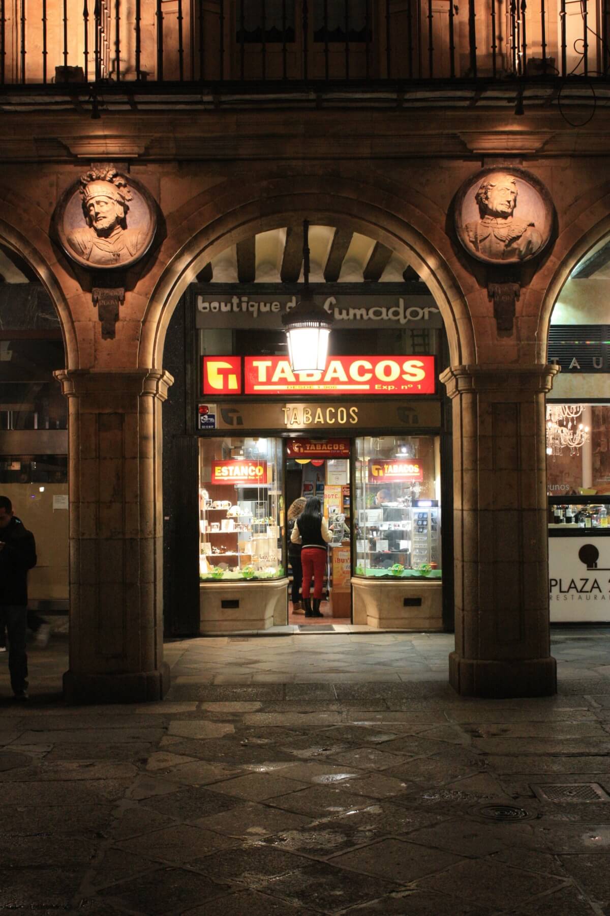 Enseigne typique marron et jaune Tabacos (Estanco) en Espagne