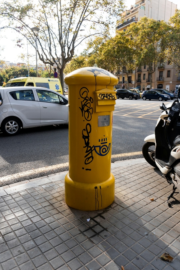 Boîte aux lettres jaune officielle de Correos en Espagne