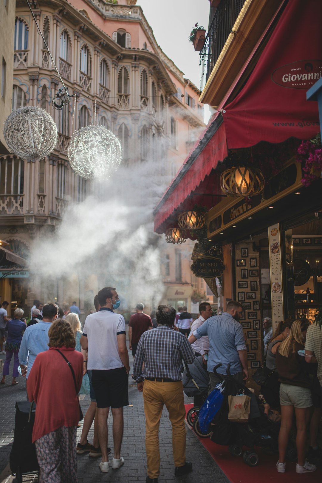 Touristes dans une ruelle de Majorque ou d'Ibiza