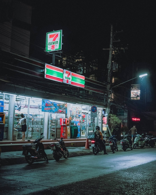 Une supérette 7-Eleven typique en Thaïlande pendant la nuit.