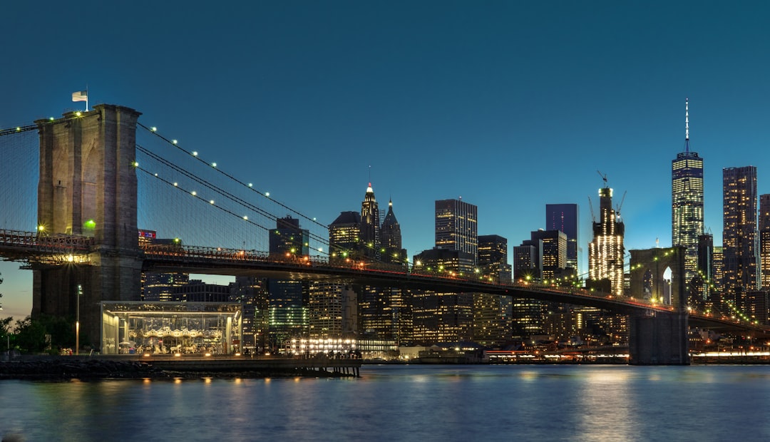 La skyline de New York City avec le pont de Brooklyn au coucher du soleil