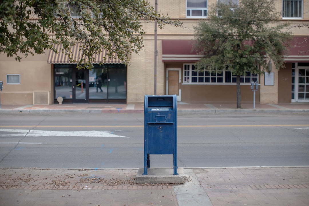 Une boîte aux lettres bleue USPS au bord d'une route