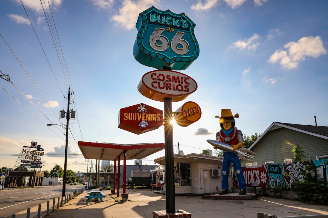 Un panneau Route 66 devant une station-service