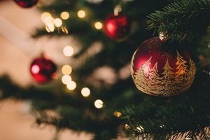Rote Weihnachtskugel am Tannenbaum