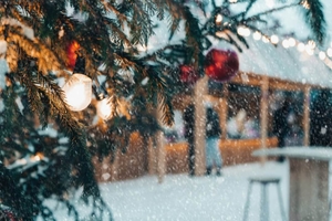 Weihnachtsbaum mit roten Kugeln
