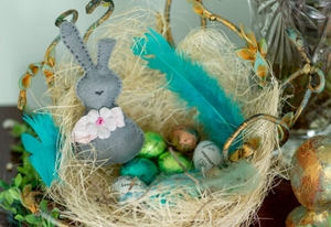 Carte postale avec un joli lapin en peluche fait maison et panier de printemps