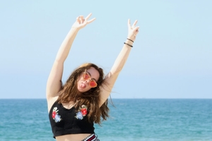 Femme à la plage pendant ses vacances
