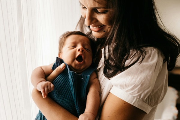 Mutter hält ihr Baby im Arm