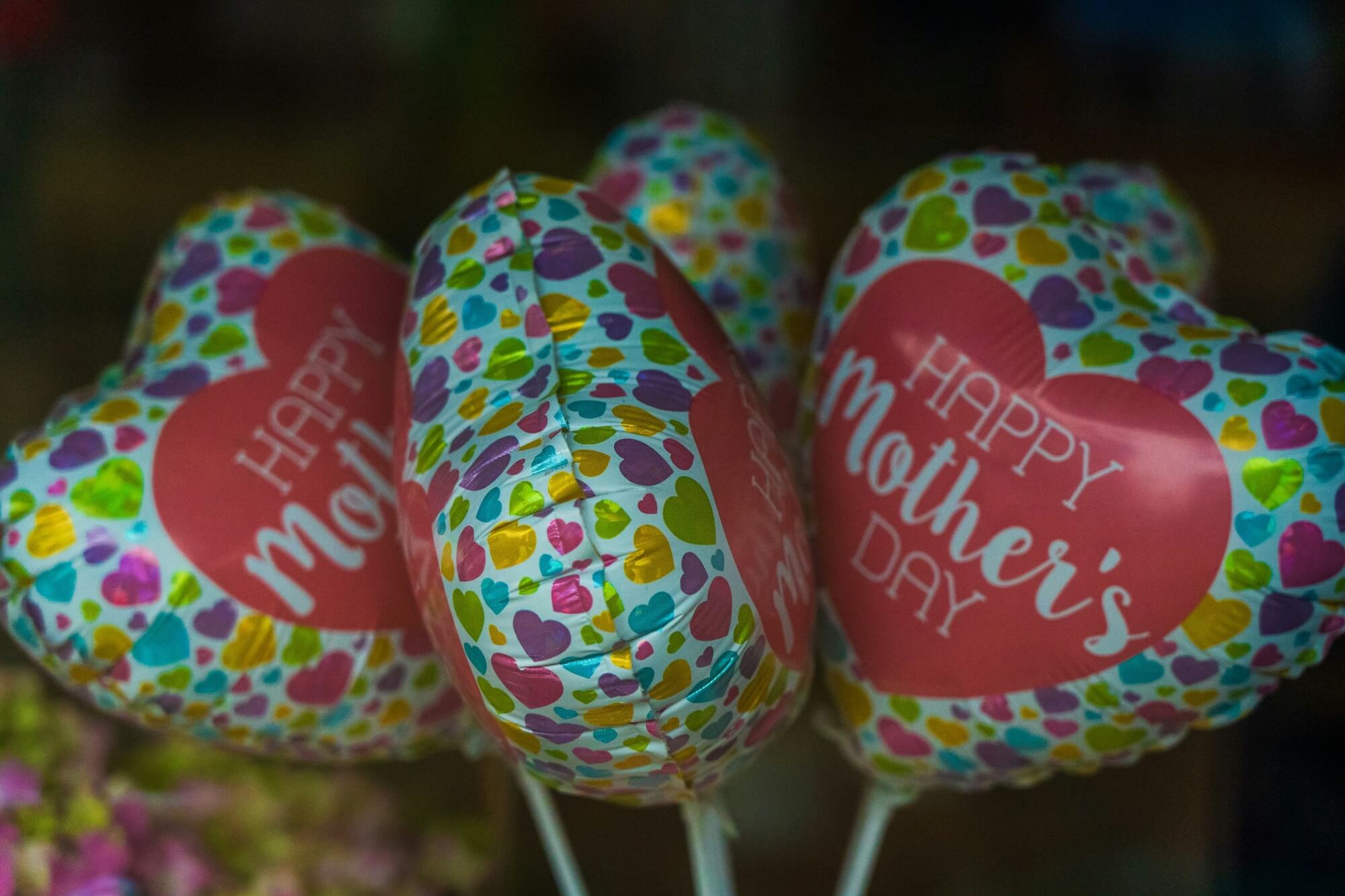 « Joyeuse fête des Mères » écrit dans un cœur rouge sur un ballon.