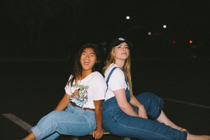 Deux amies rigolant ensemble sur un skateboard