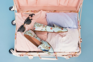 Valise ouverte avec affaires de voyage