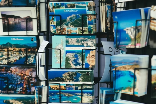 Postkarten auf einem Ständer – Urlaubsgrüße aus aller Welt