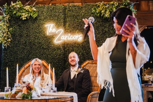 Table de mariage décorée de façon festive avec des verres à vin et une lumière chaleureuse
