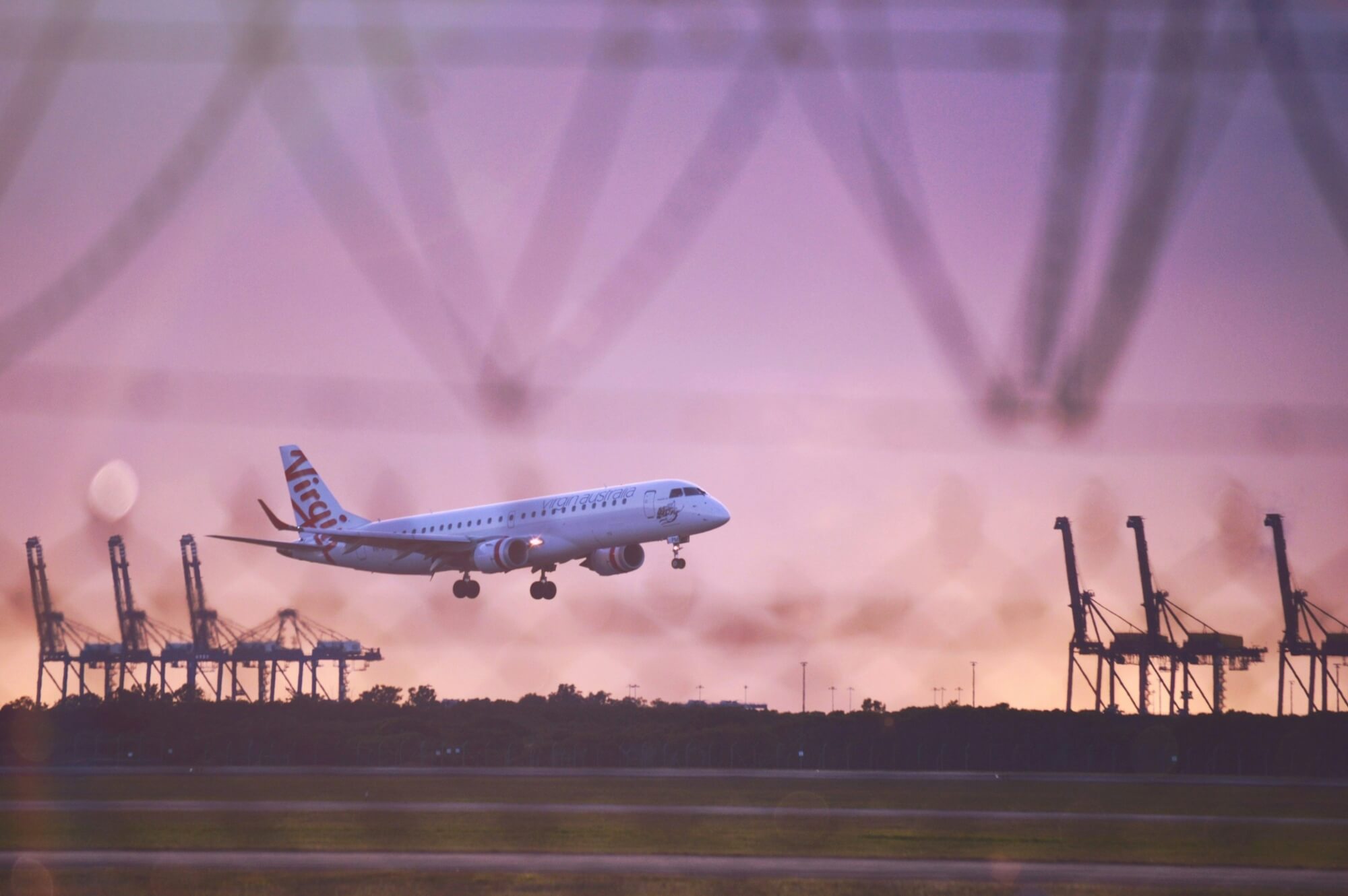 Landung eines Flugzeugs von Virgin Australia auf dem Flughafen Brisbane (BNE) in Queensland, Australien.