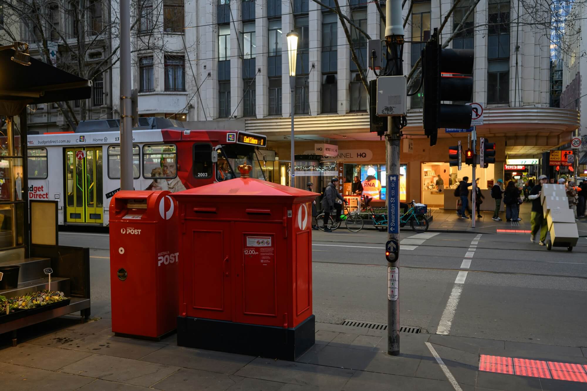 Ein klassischer roter Briefkasten der Australia Post auf dem Gehweg.