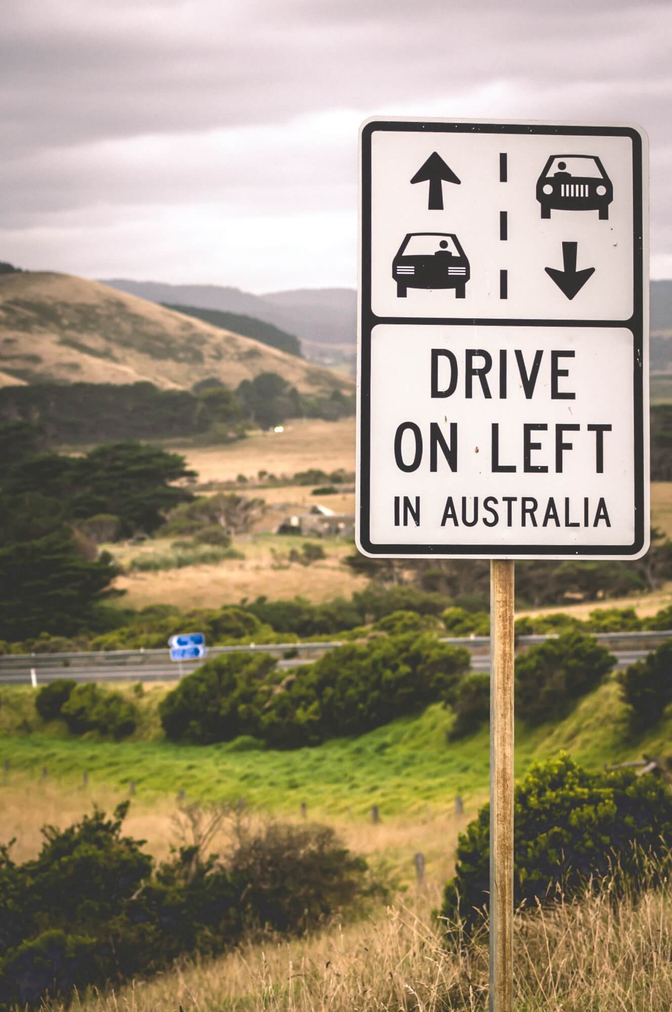 Postkarte mit einem "Drive on Left" Straßenschild in Australien