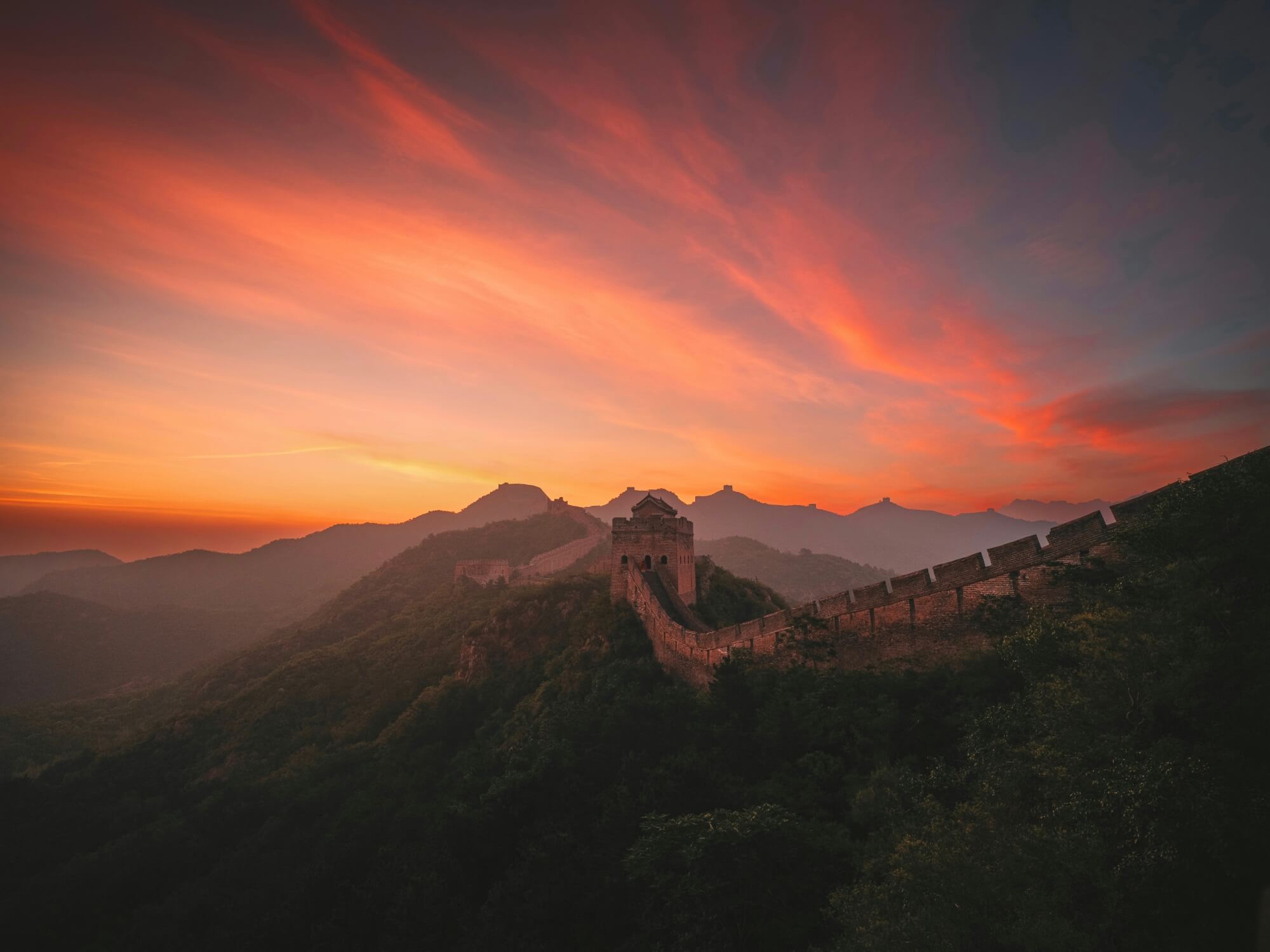 Panoramablick auf die Chinesische Mauer in den Bergen nördlich von Peking