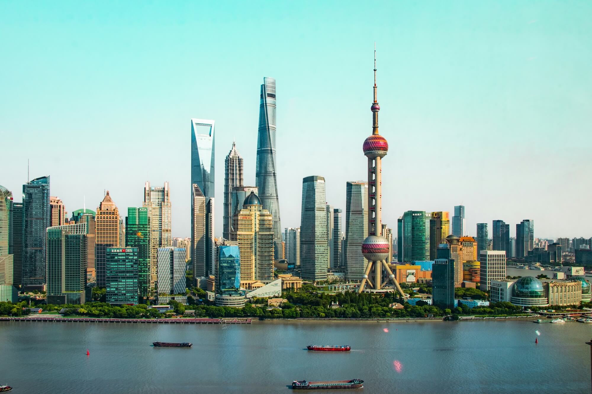 Skyline einer modernen chinesischen Großstadt mit Hochhäusern.