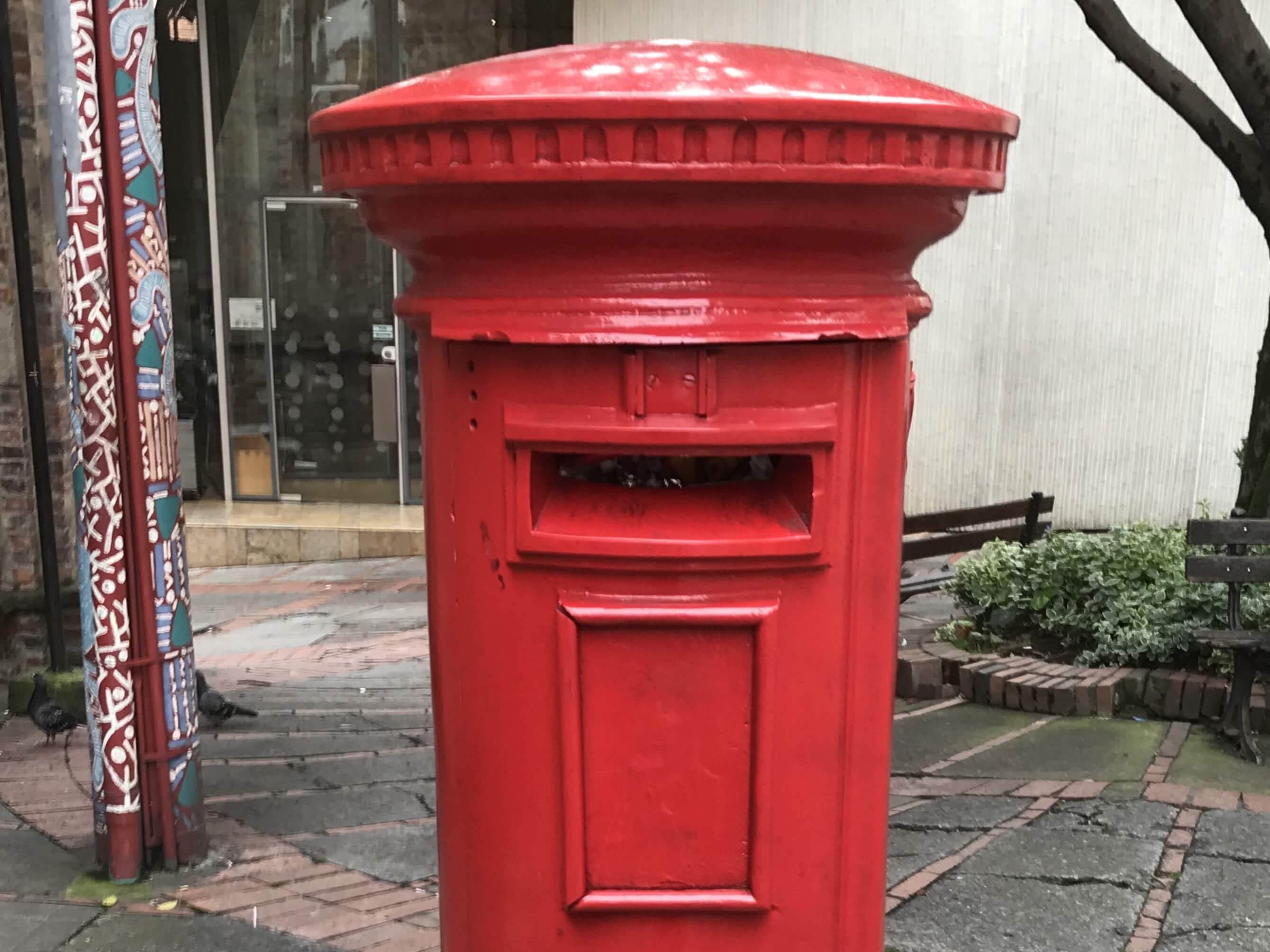 Klassischer roter Briefkasten im Pillar-Box-Stil auf einer Straße in Bogotá, Kolumbien.
