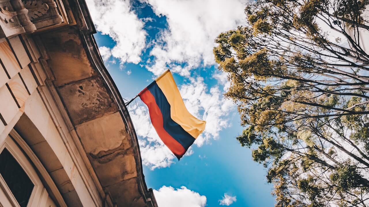 Eine kolumbianische Flagge weht über der Altstadt Bogotás.