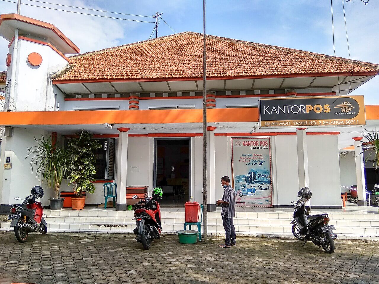 Ein traditionelles oranges Postamt der Pos Indonesia, Kantor Pos Salatiga.