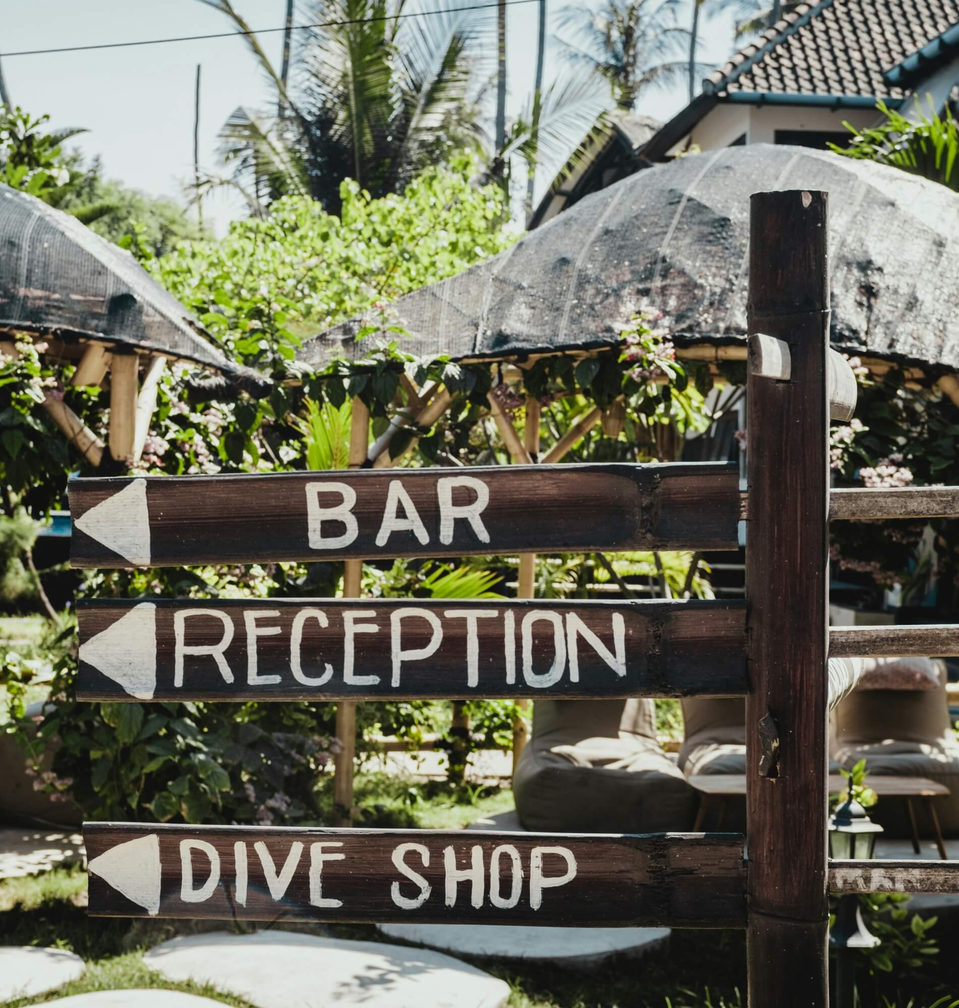 Schild zur Rezeption eines Hotels in Bali.