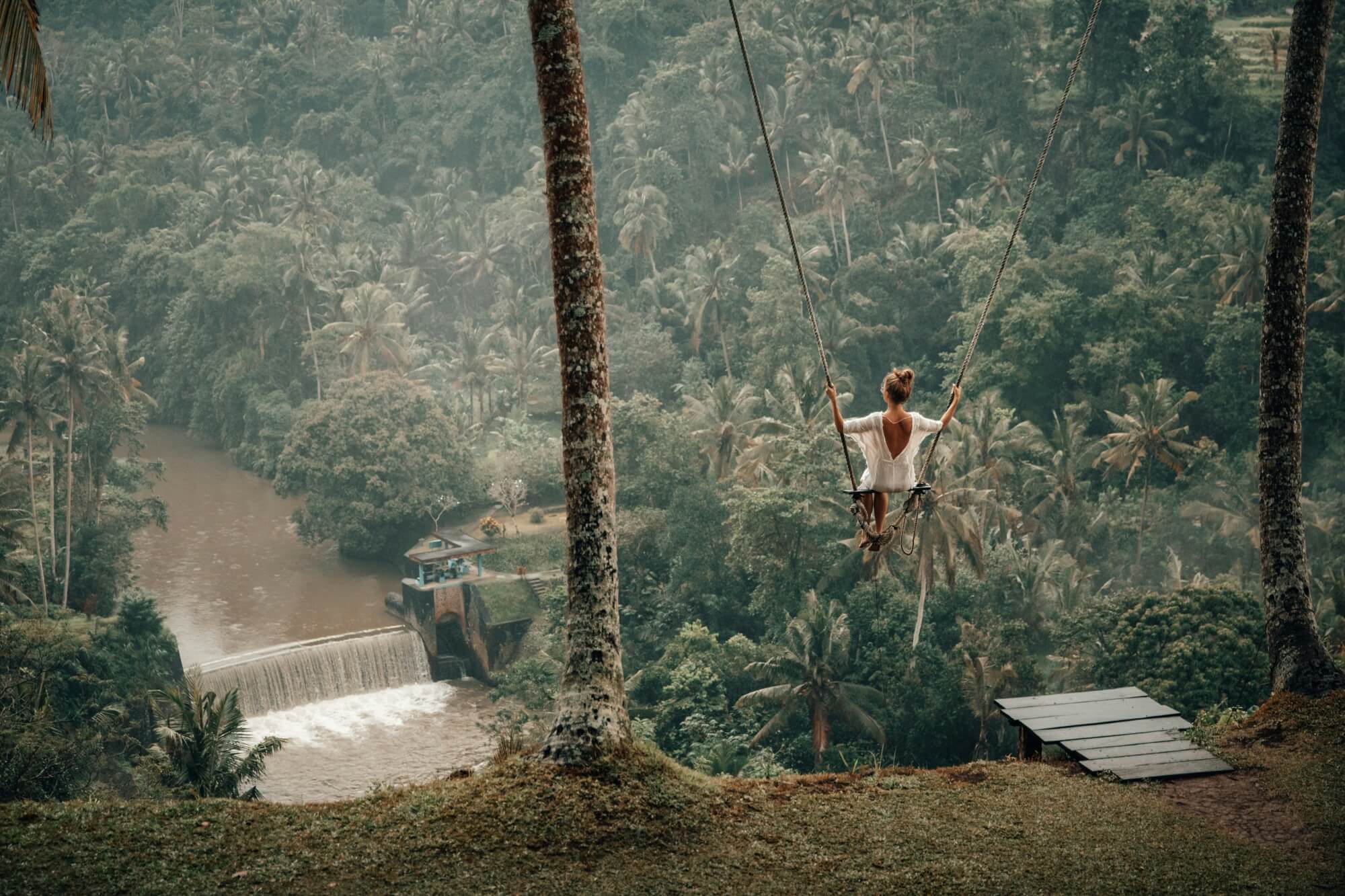 Postkarte mit einem Selfie auf einer Schaukel in Bali mit Reisterassen im Hintergrund.
