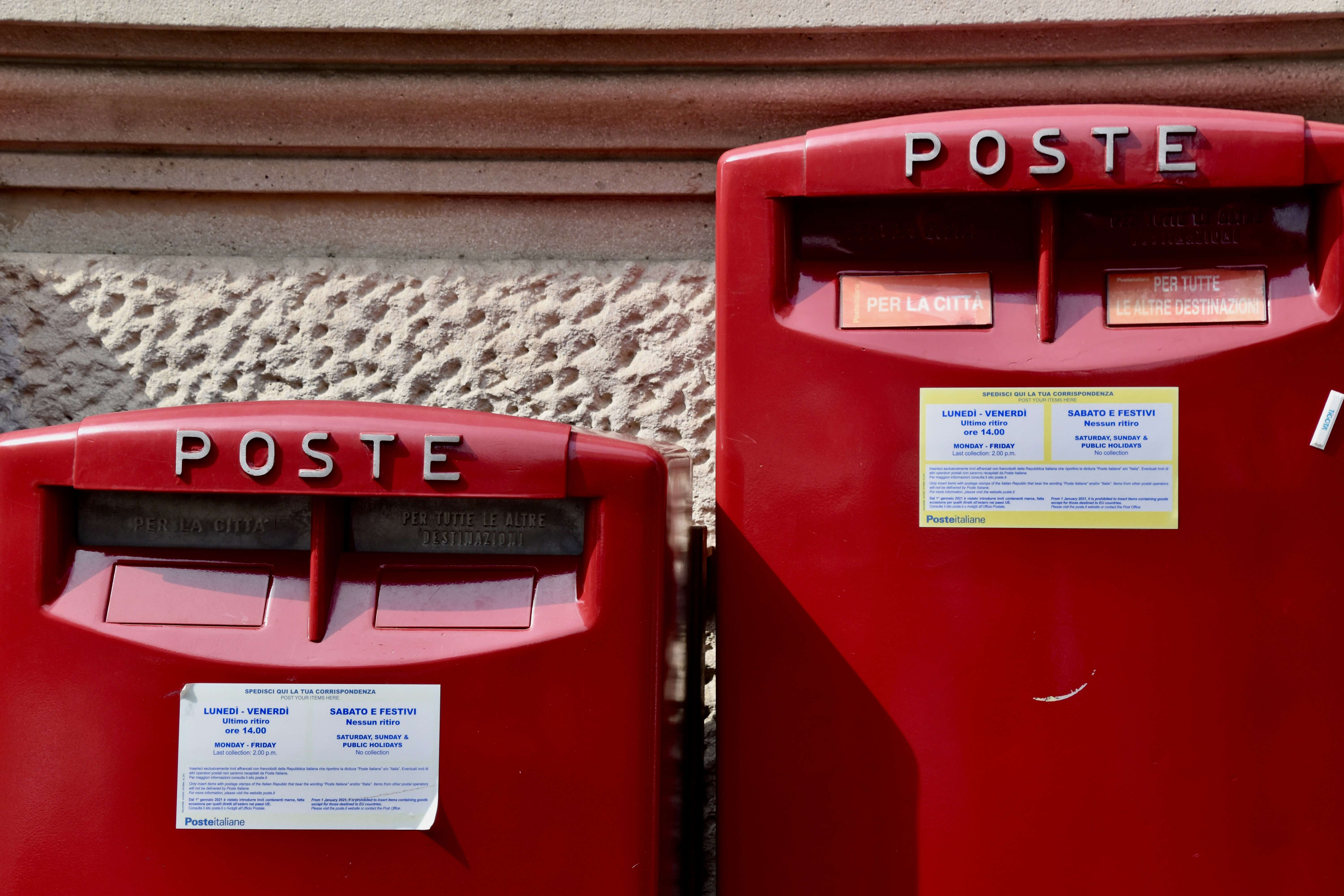 Roter Briefkasten der Poste Italiane an einer Hauswand