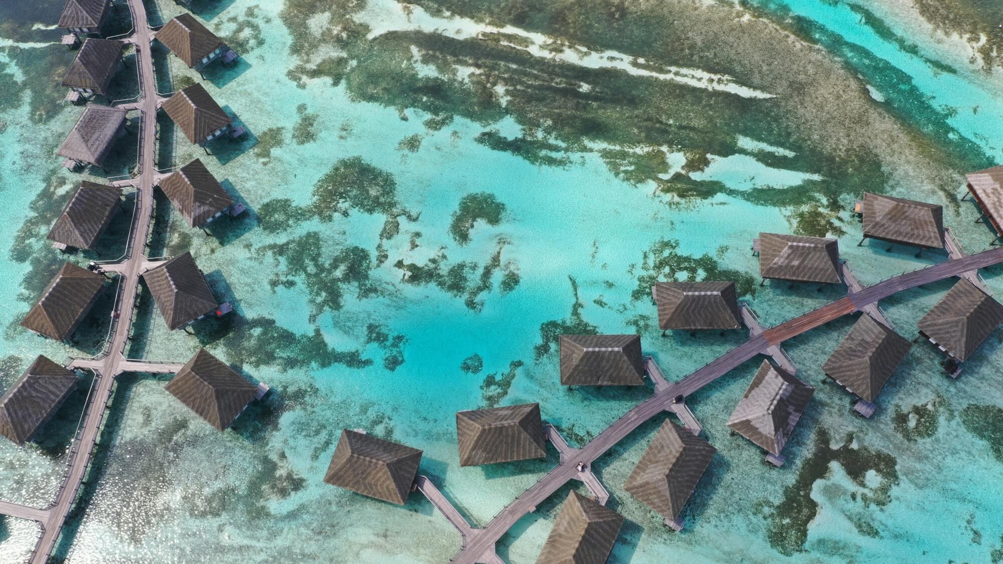 Luftaufnahme von einer Gruppe von Hütten im Wasser