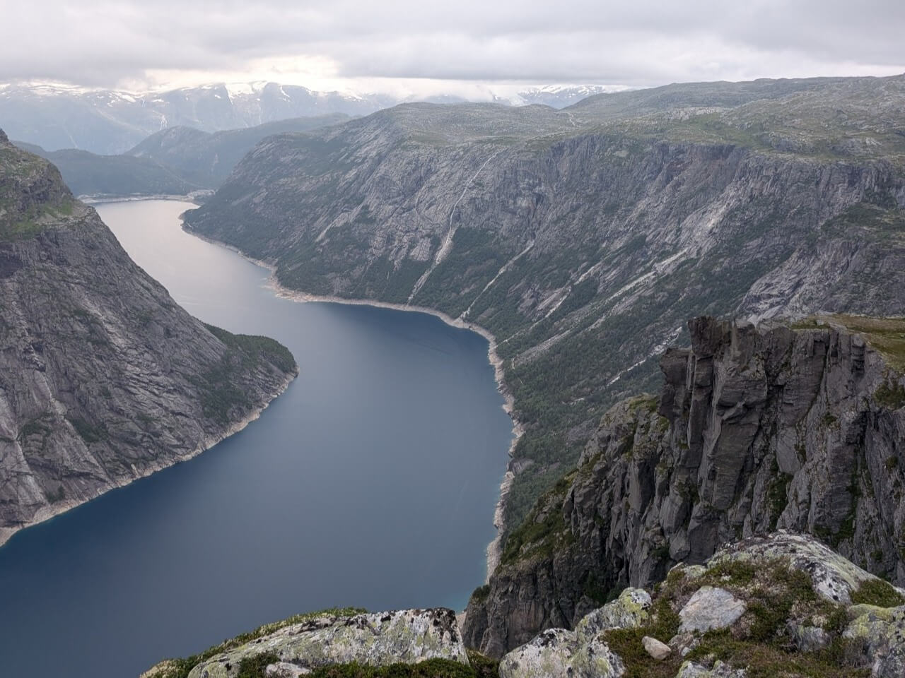 Postkarte mit der Aussicht von der Trolltunga in Norwegen